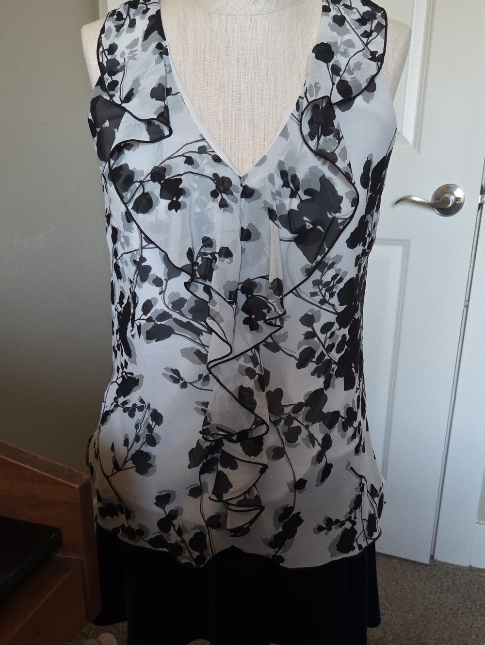 BCX Black & White Floral Ruffle V-Neck Camisole Size Medium